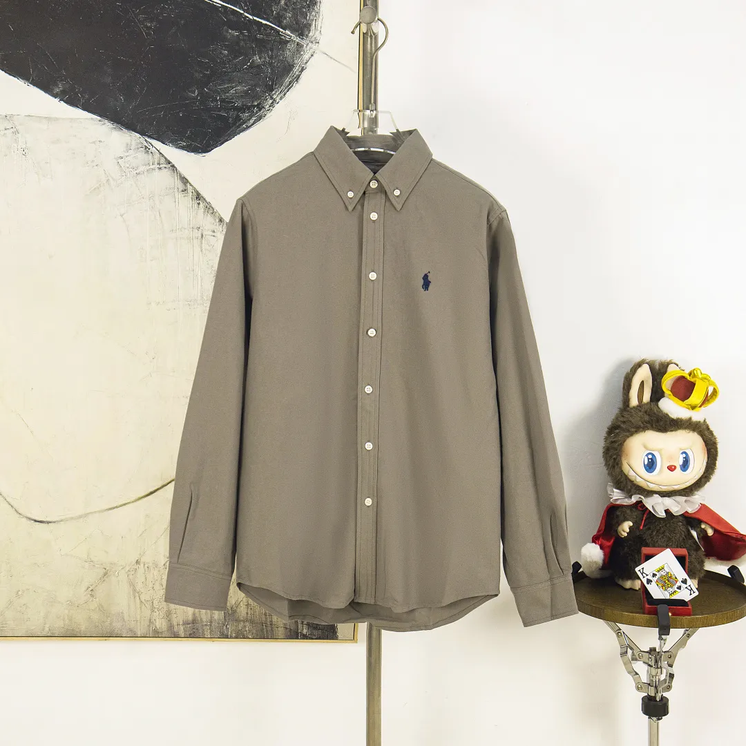 P270 zp version [Exclusive supply] Ralph Lauren/Ralph Lauren's classic evergreen single product 100 cotton Oxford spun old money style casual long-sleeved shirt. 100% restored workmanship. The entire garment is embedded with seams and clean edges. The upper back seams are reorganized for a better fit. ✅ 100 cotton Oxford spun on the face. Pre-wash treatment. The texture is tight and soft. ✅ Custom dyed original pearlescent white bottom buttons. Size partitions. ✅ Special shaped chiffon foil is included in the collar door tube. It is not easy to deform and pull. ✅ RL classic version of the Oxford shirt. The thick and crisp feeling brought by the Oxford cloth. It can be worn alone or as an outer layer. It can be worn in all seasons. It is a must-have item in the wardrobe. Get it with your eyes closed. Color: black, white, pink, blue, carbon gray, khaki, navy blue and red label, dark blue and white label (8 colors) Size: S M L XL Number: WW10971